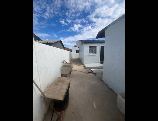 10 BEDROOM HOUSE FOR SALE IN TEMBISA CENTRAL